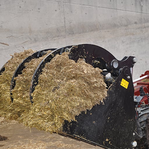 Engin agricole transportant du fumier automatiquement par la vision
