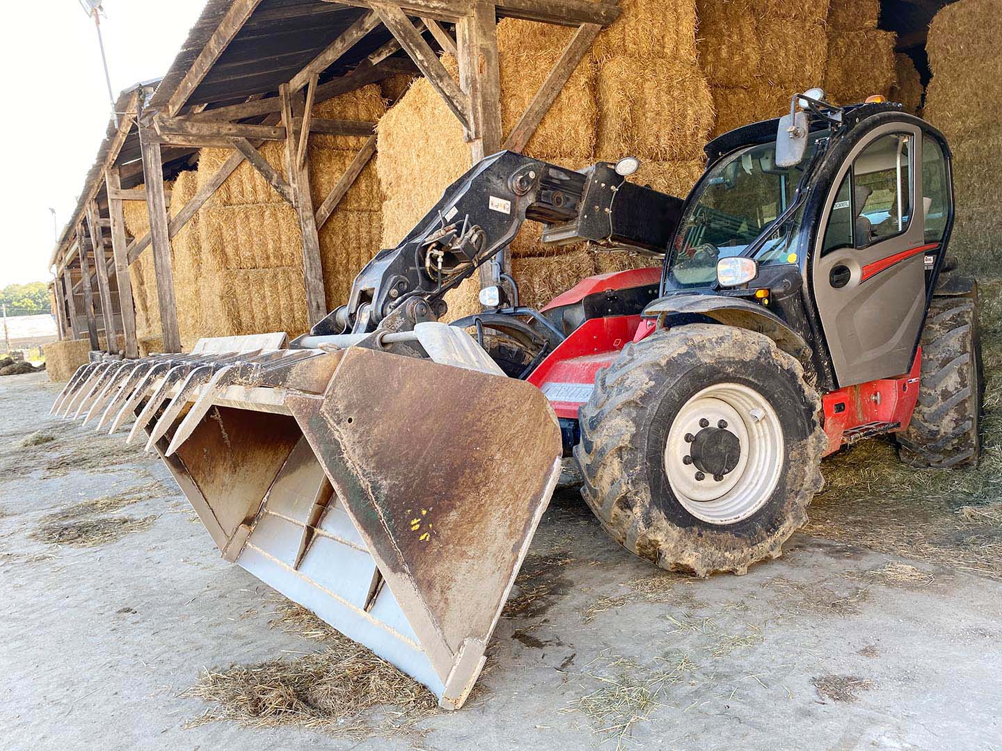 Chargeur ensilage dans un hangar