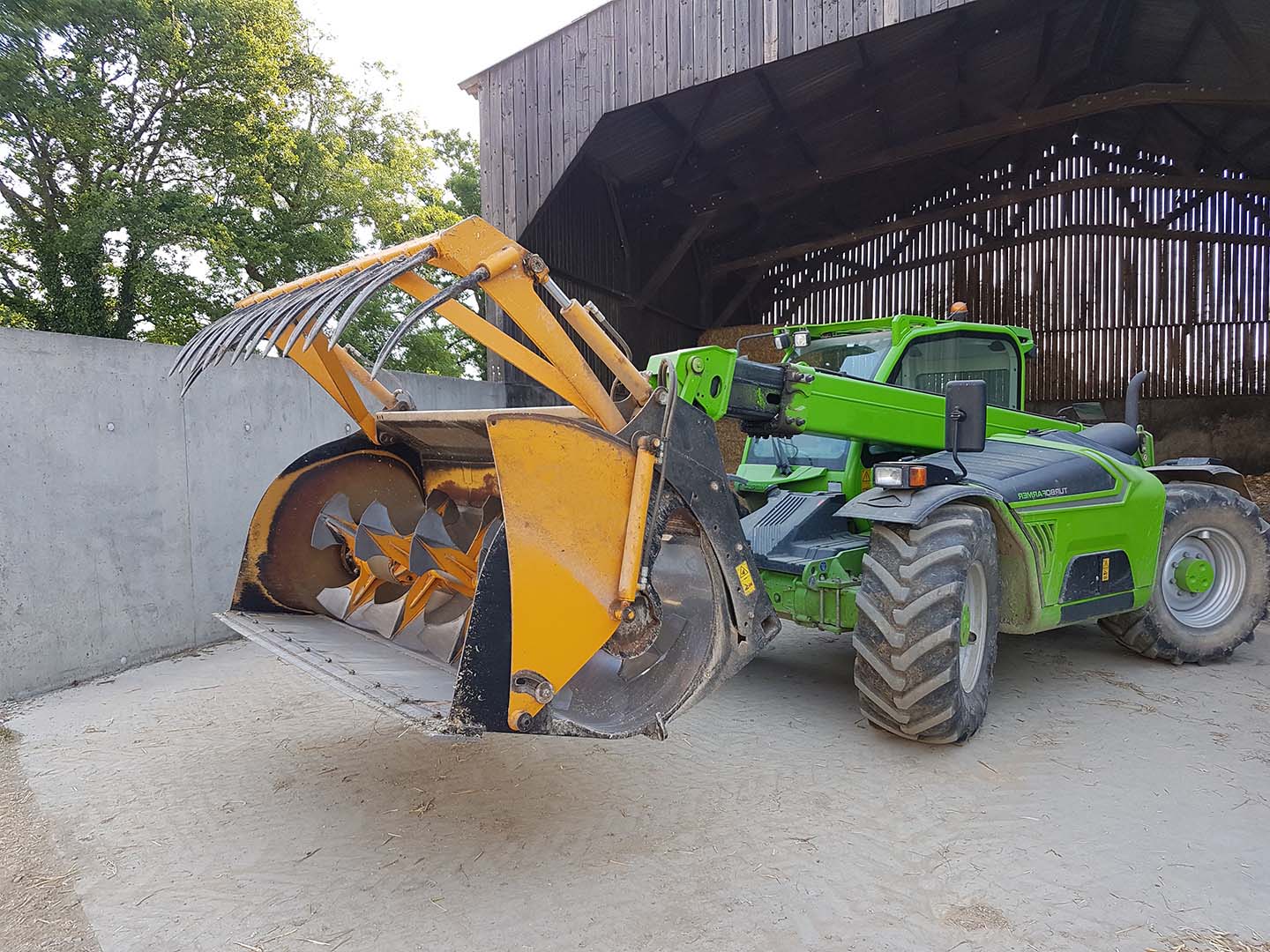 Godet désileur dans un hangar 